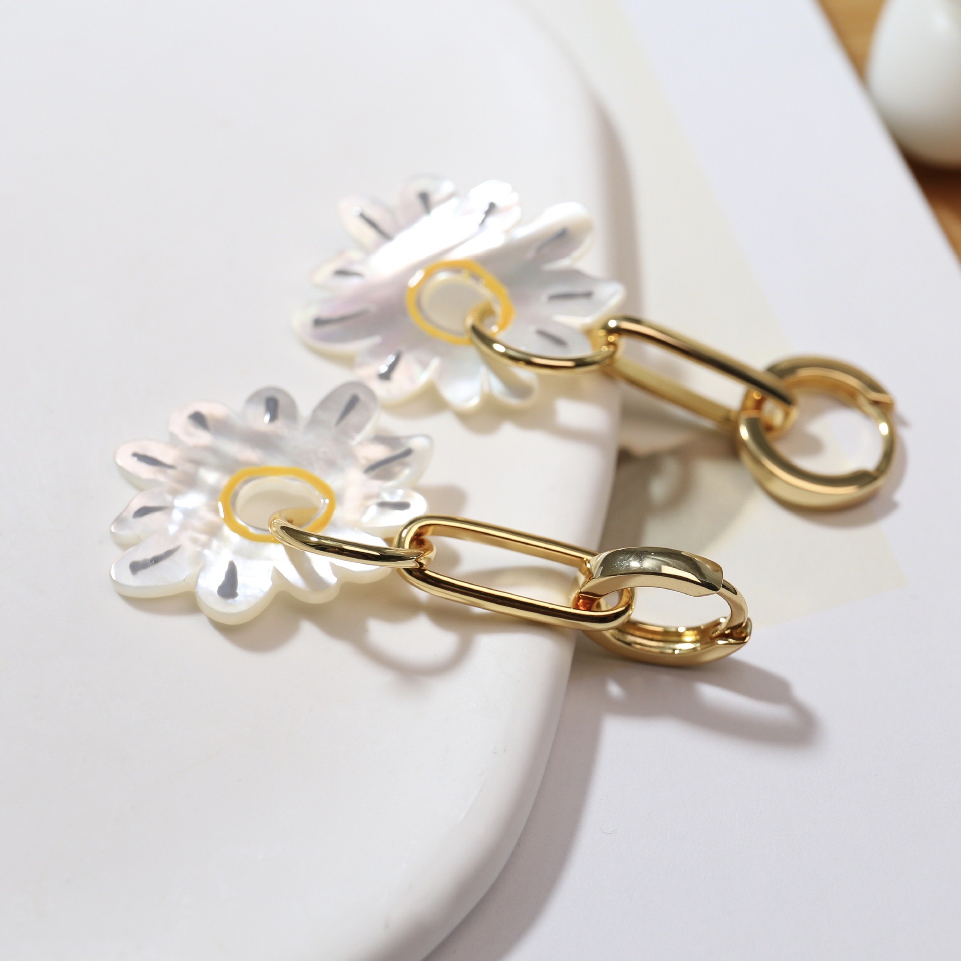 Hawaiian style natural shell slice daisy earrings NN24112938