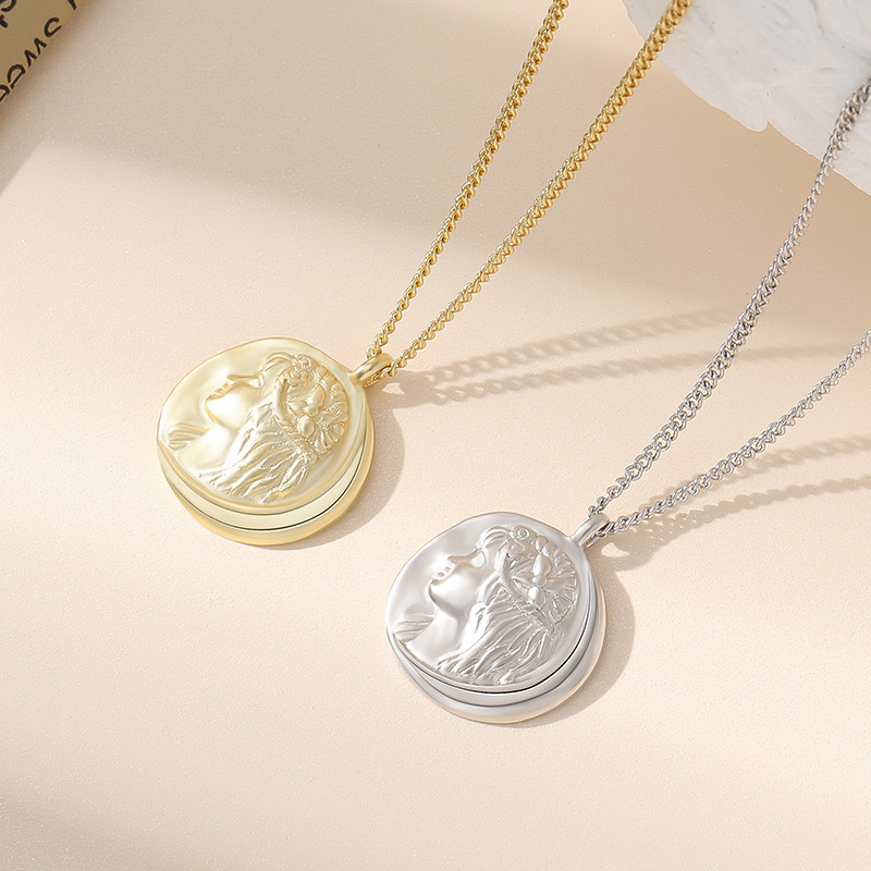 Medusa Portraits Design Pendant Necklace