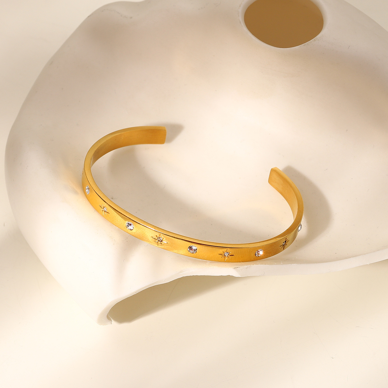 Eight awn star braceletr