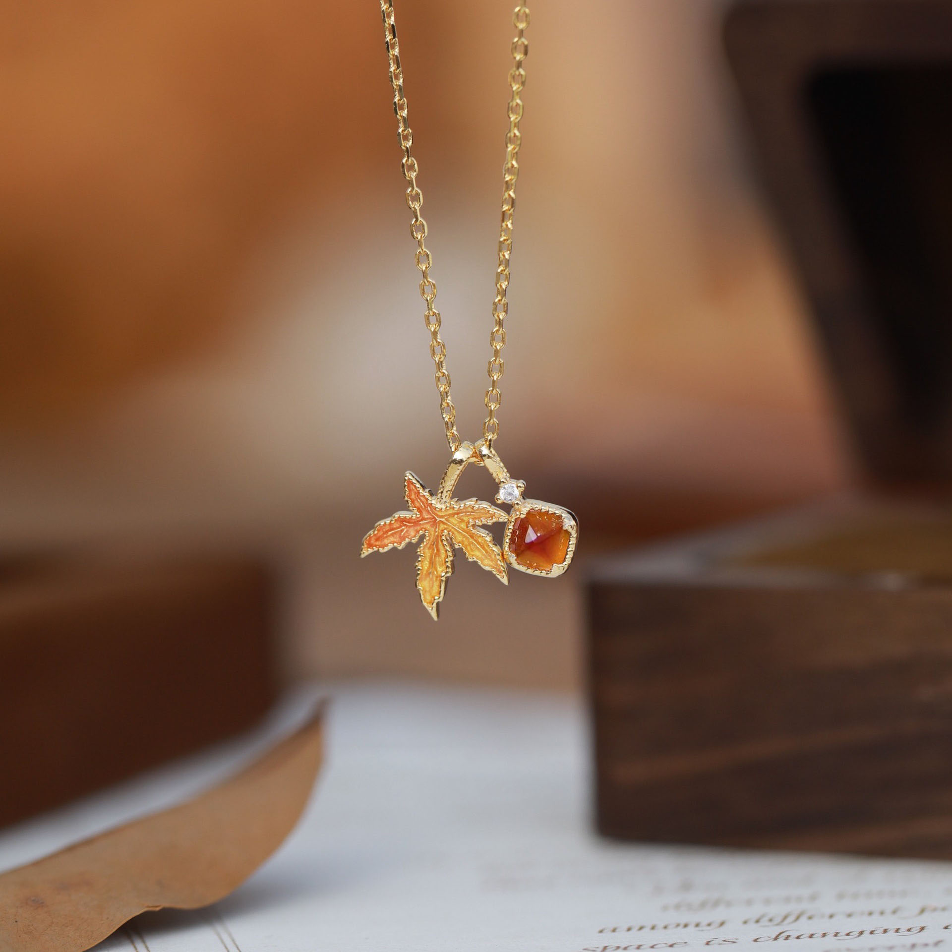 Light luxury fallen leaves garnet necklace