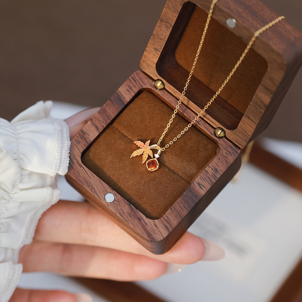 Light luxury fallen leaves garnet necklace