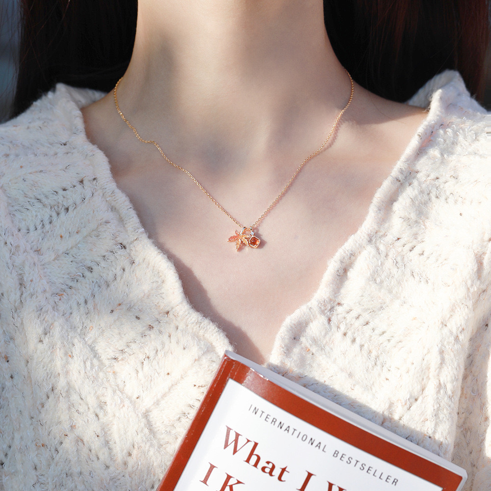 Light luxury fallen leaves garnet necklace