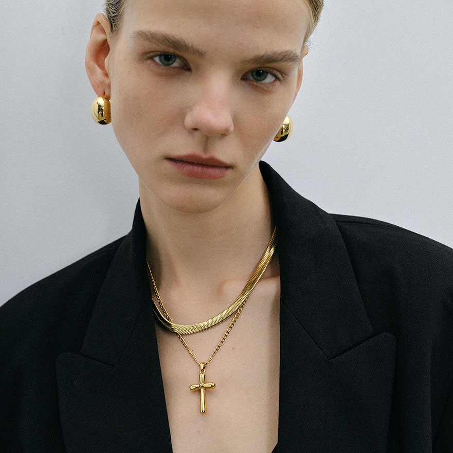 18K Simple Cross Necklace 02