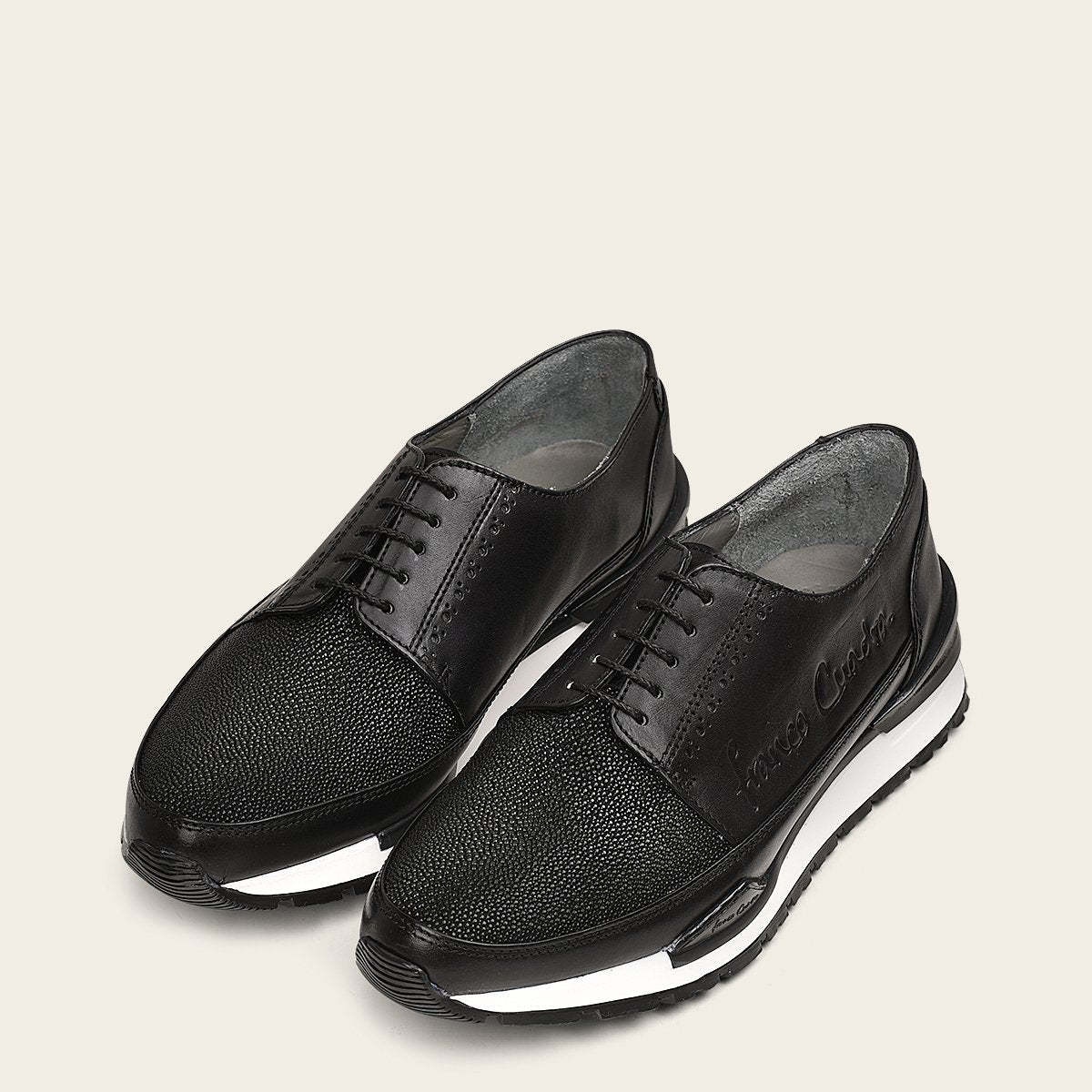 Sneakers con piel genuina de mantarraya.