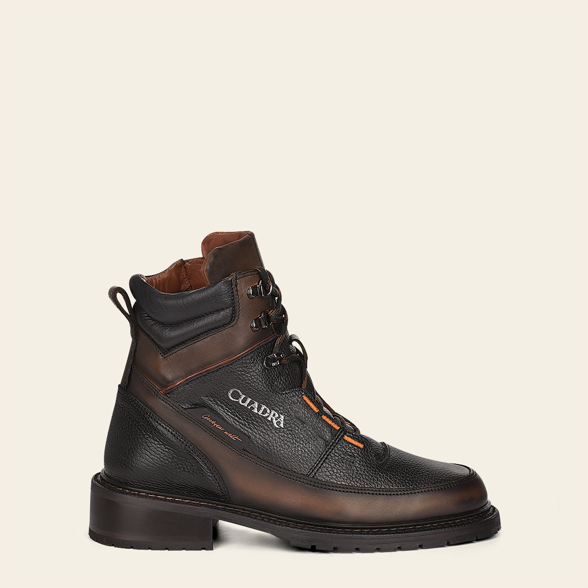 Botín urbano en piel genuina.