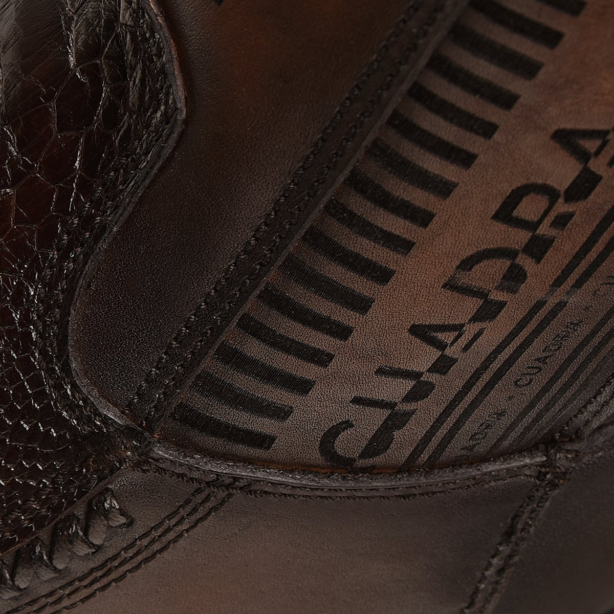 Bota en piel genuina de pata de avestruz.