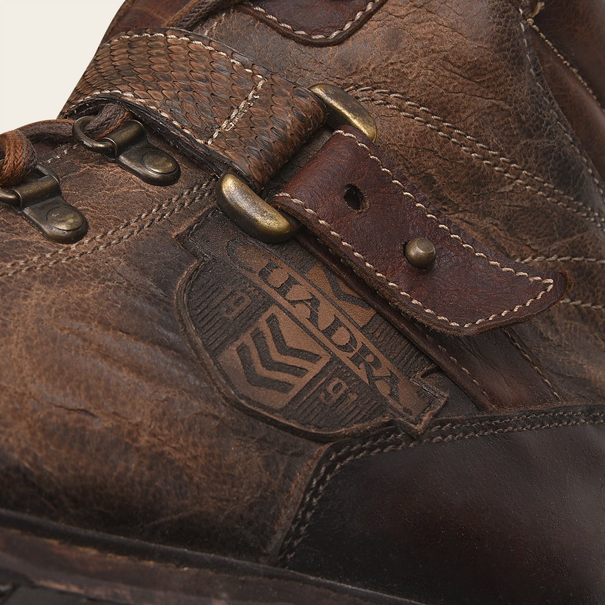 Botín en piel genuina de pitón.