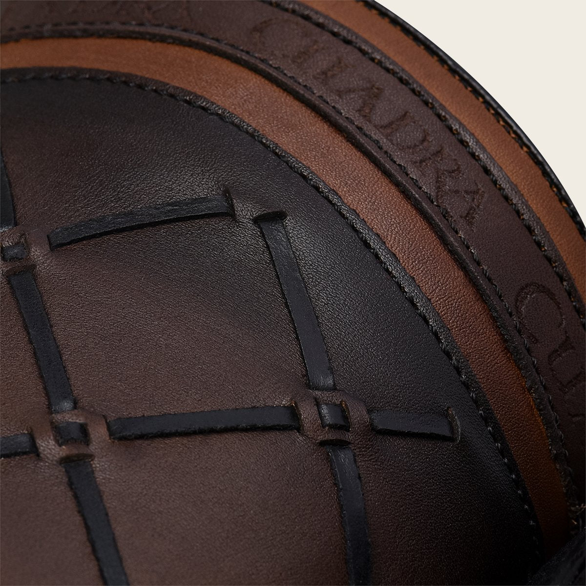 Bota urbana en piel genuina.