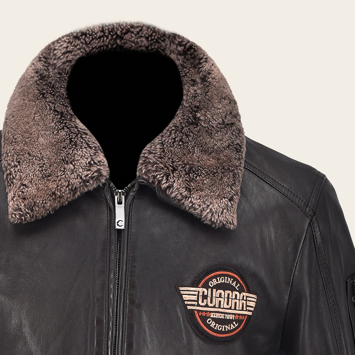 Chamarra En Piel Genuina Con Cuello De Pelo.