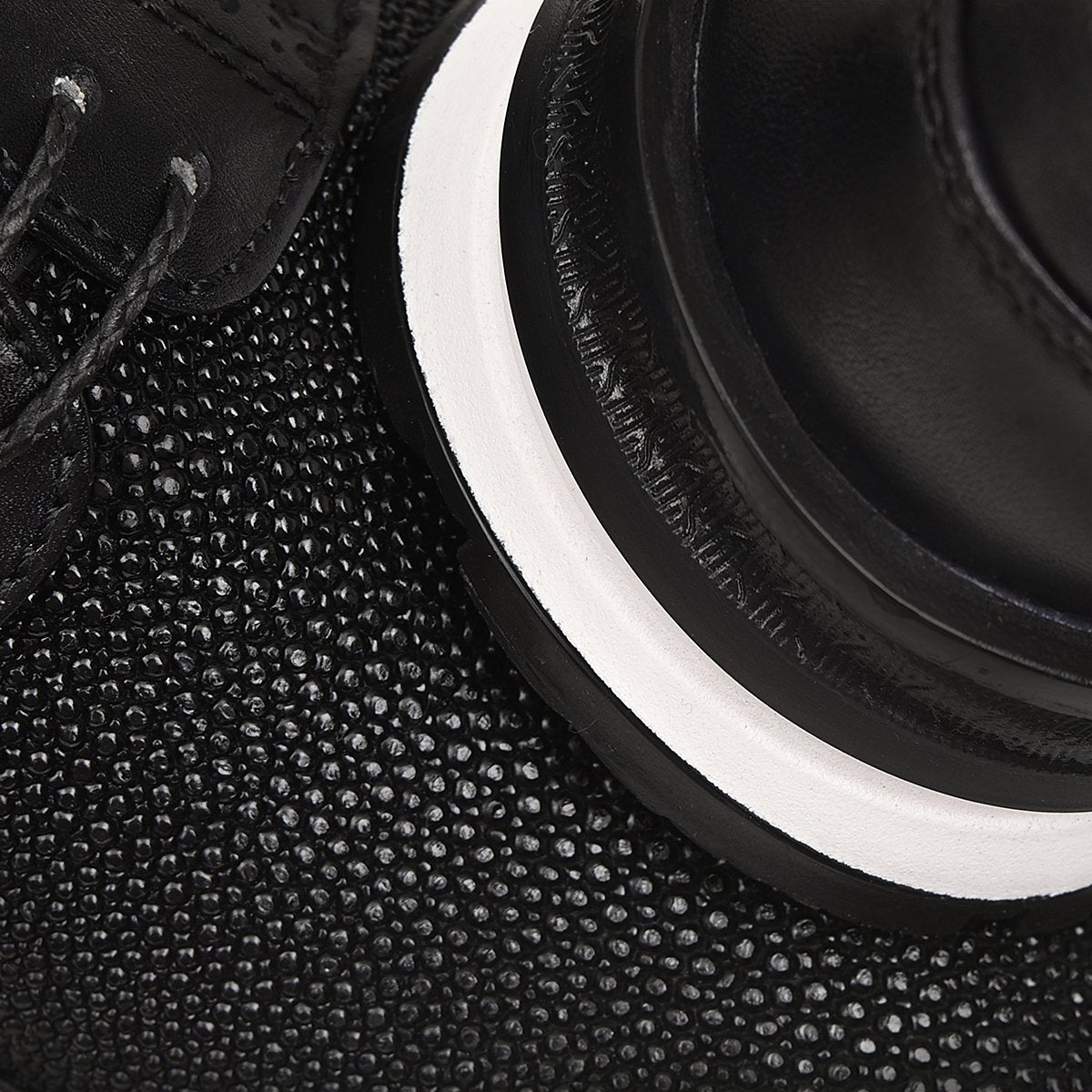 Sneakers con piel genuina de mantarraya.