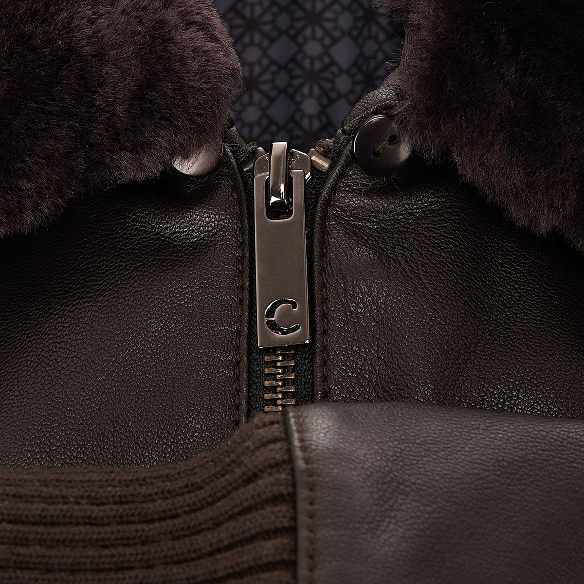 Chamarra En Piel Genuina Con Cuello De Pelo.