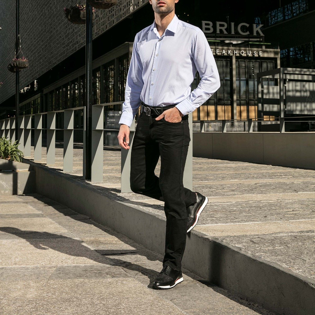 Sneakers con piel genuina de mantarraya.