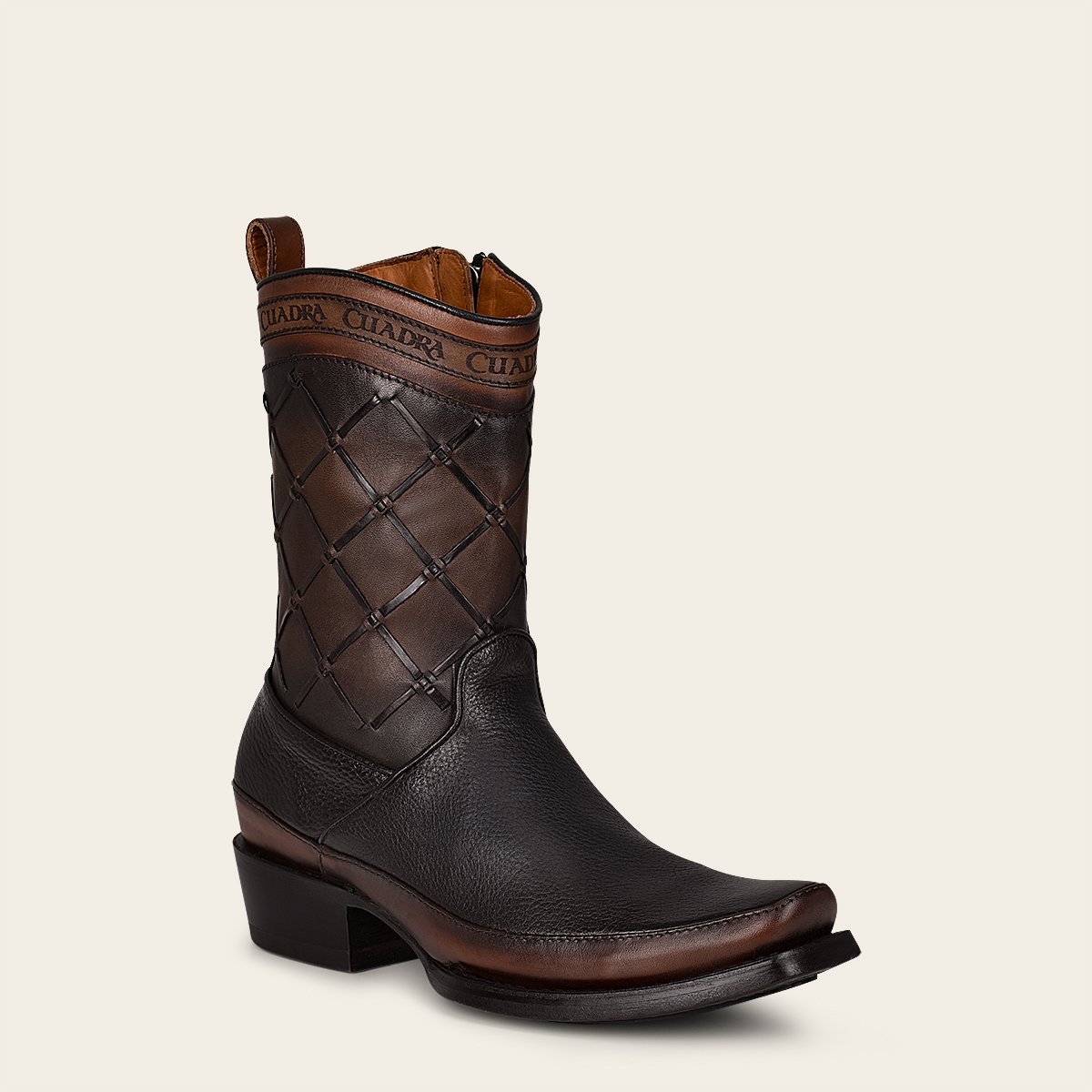 Bota urbana en piel genuina.