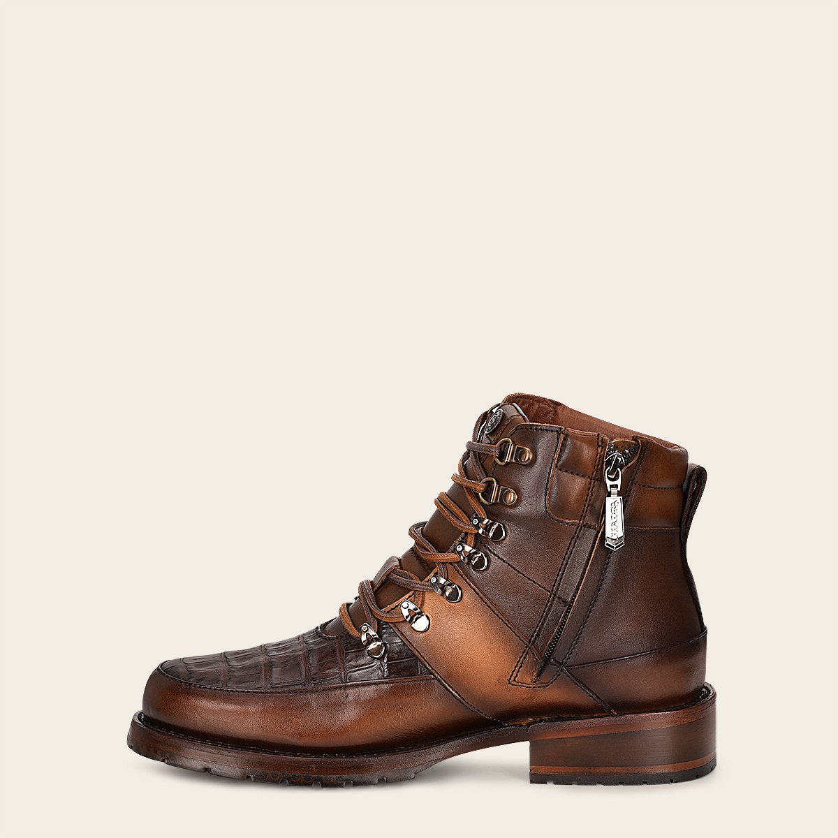 Botín urbano en piel genuina de fuscus.