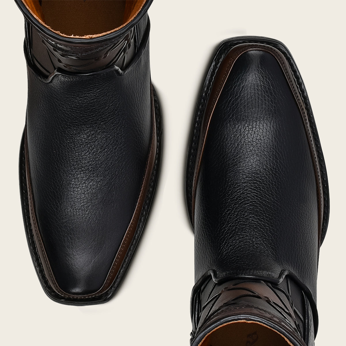 Bota urbana en piel genuina.