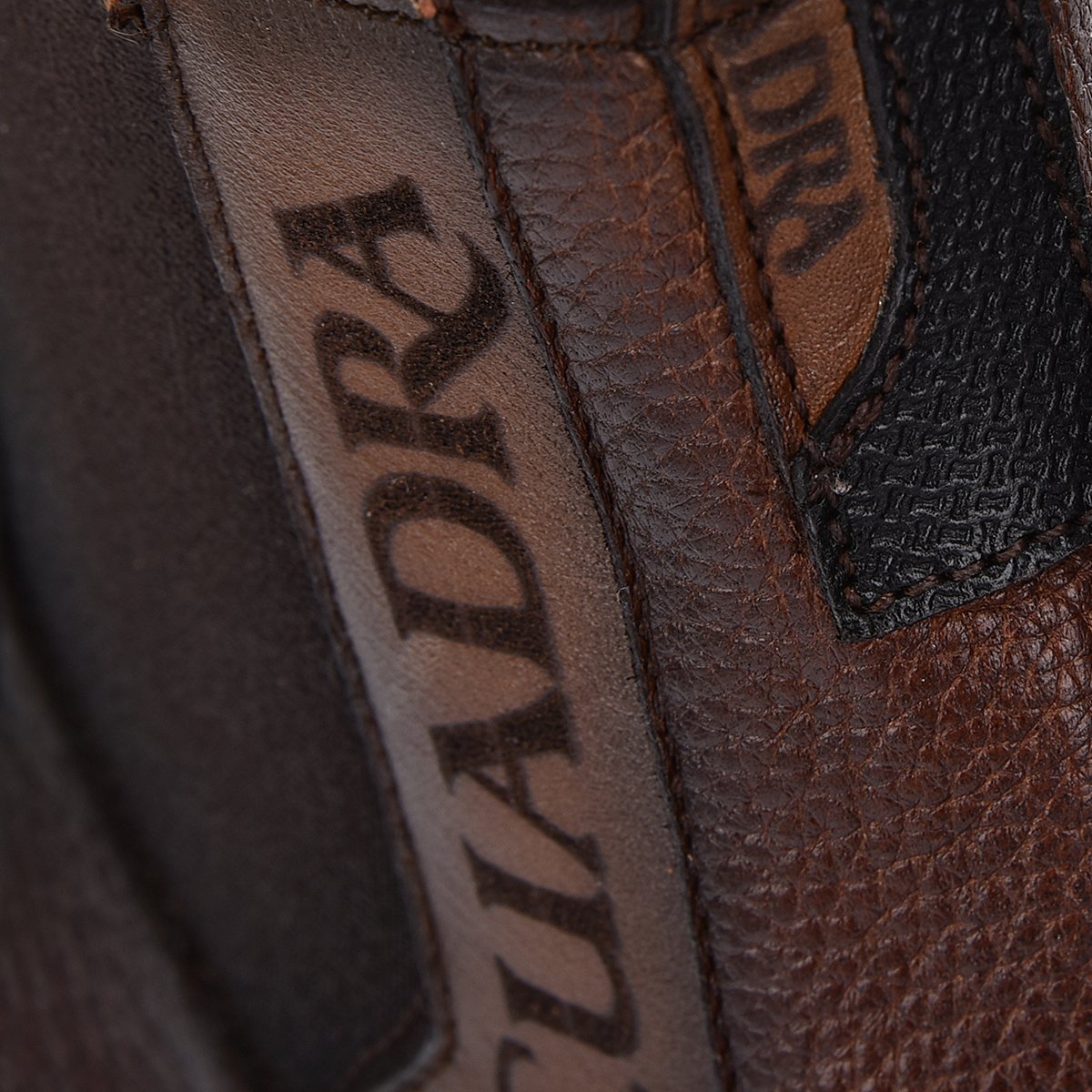 Botín en piel genuina de venado.