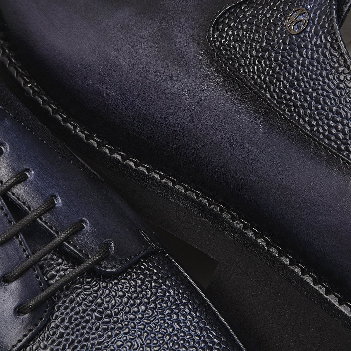 Zapatos de vestir en piel genuina.