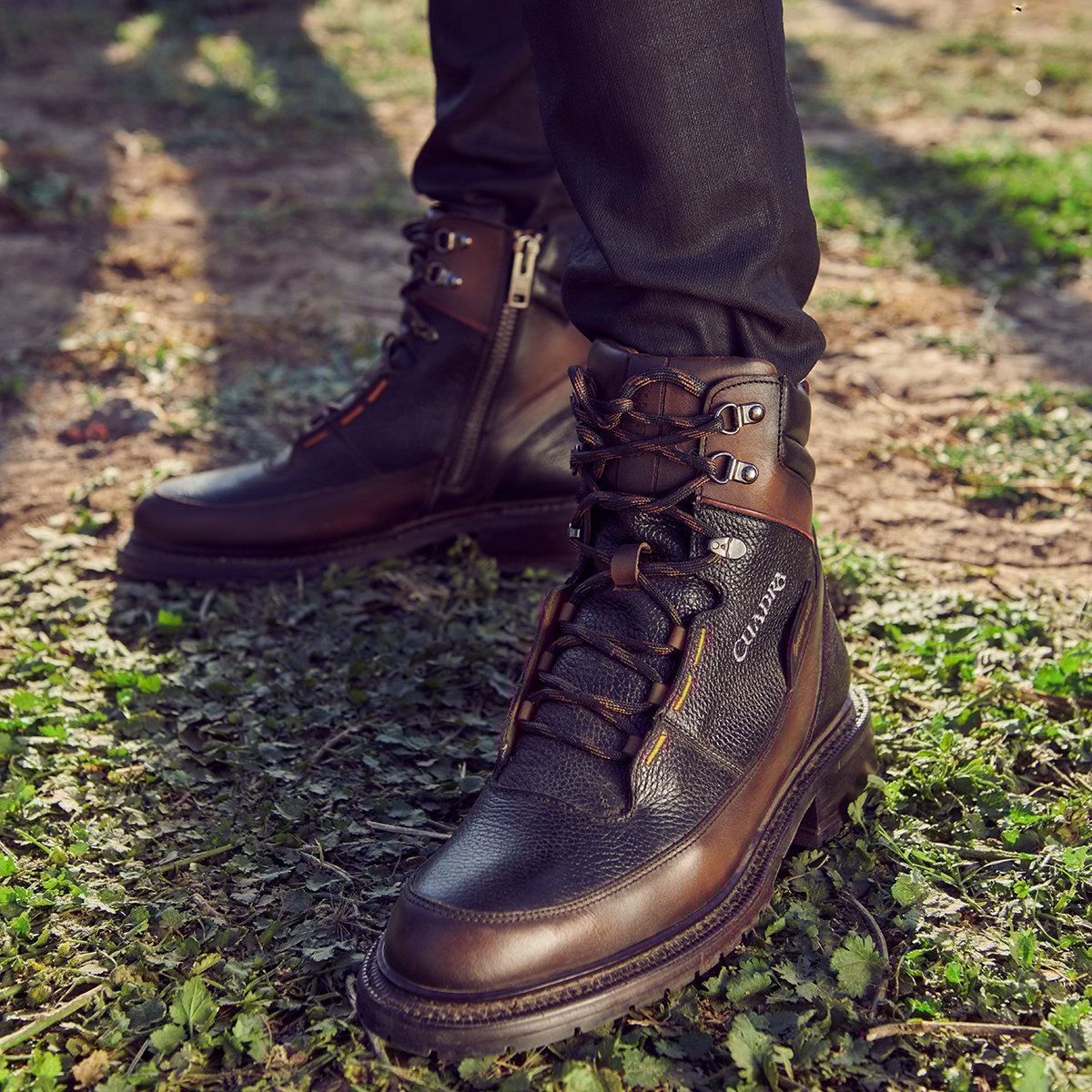 Botín urbano en piel genuina.