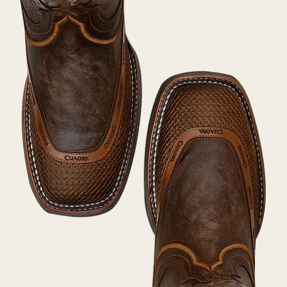 Bota rodeo en piel genuina.