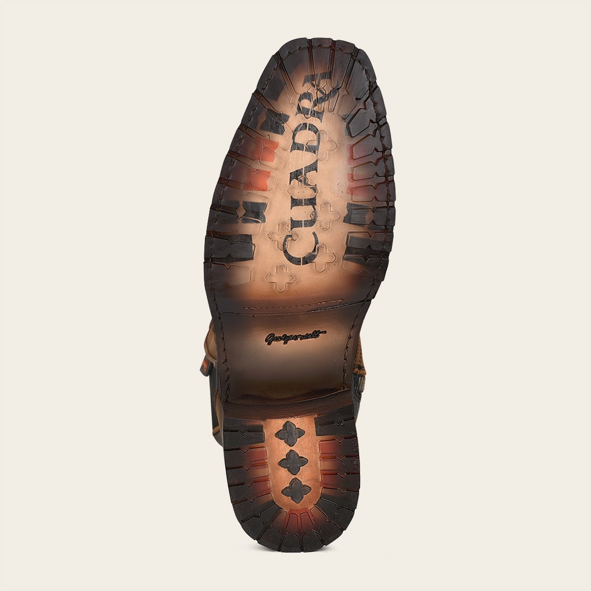 Bota urbana en piel genuina.