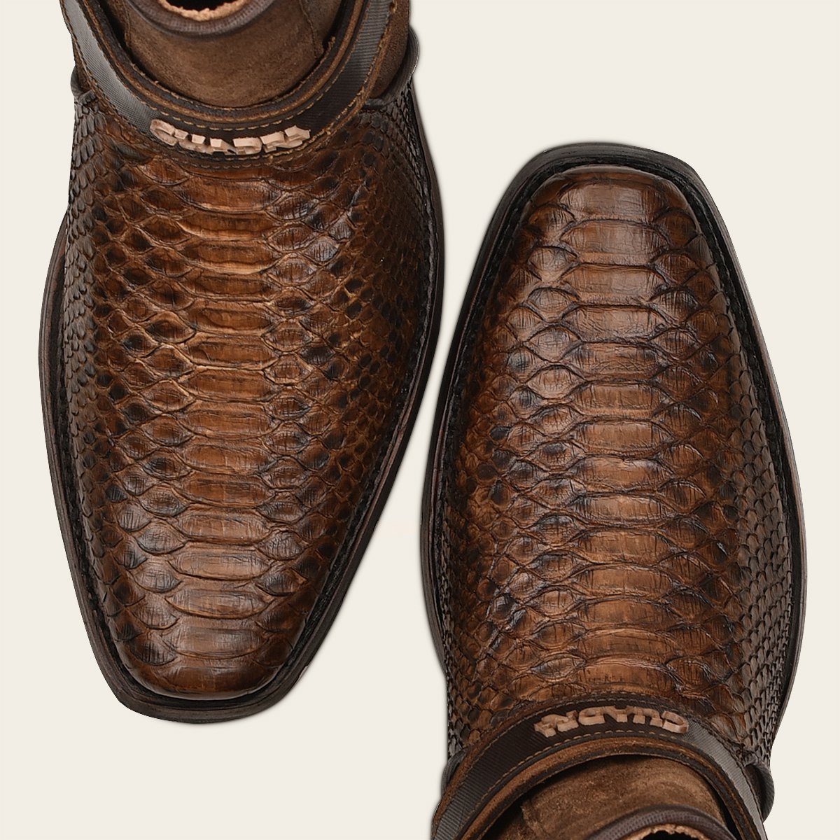 Botín urbano en piel de pitón .