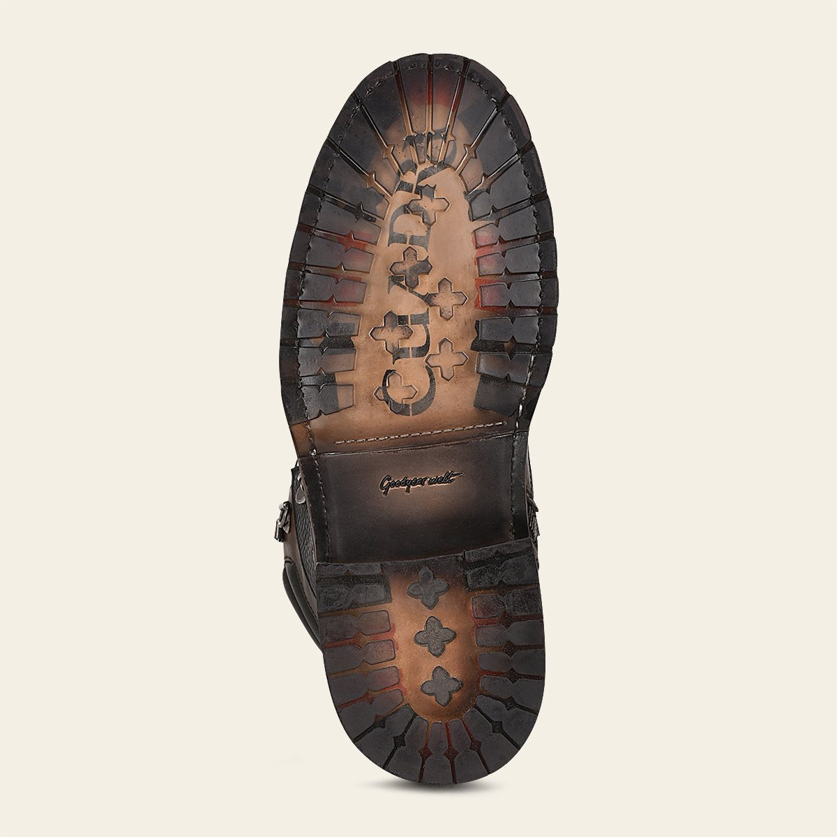 Botín urbano en piel genuina.