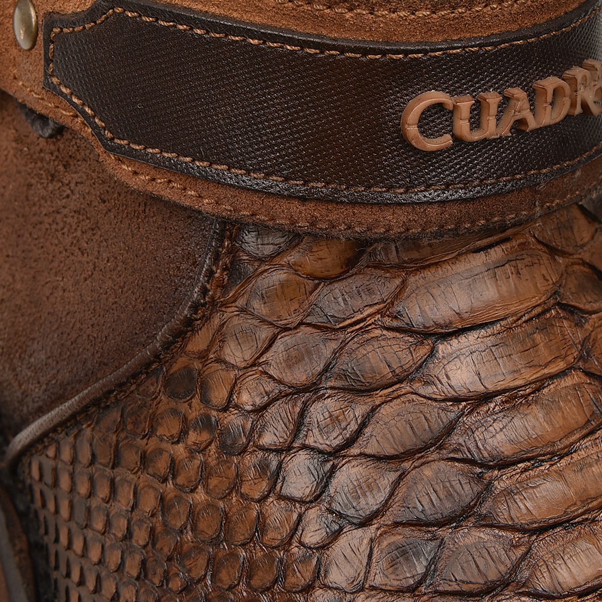 Botín urbano en piel de pitón .