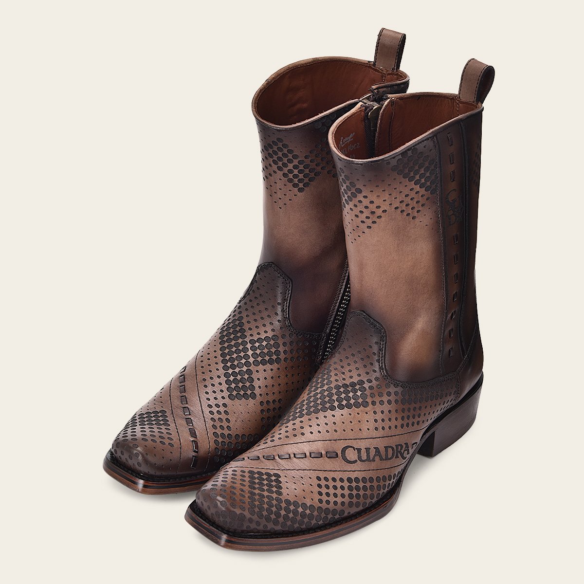 Bota para caballero en piel genuina.