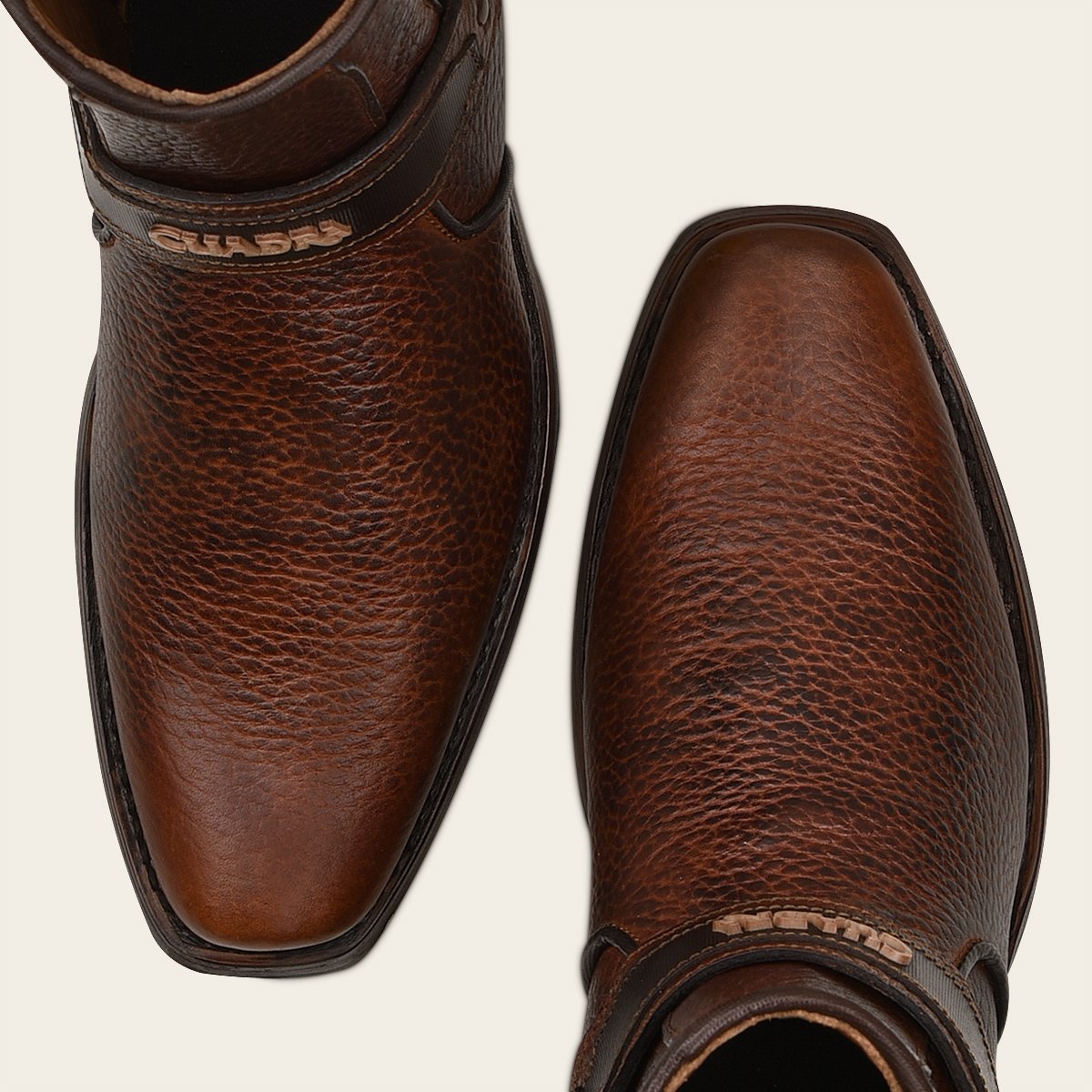 Botín urbano en piel genuina .