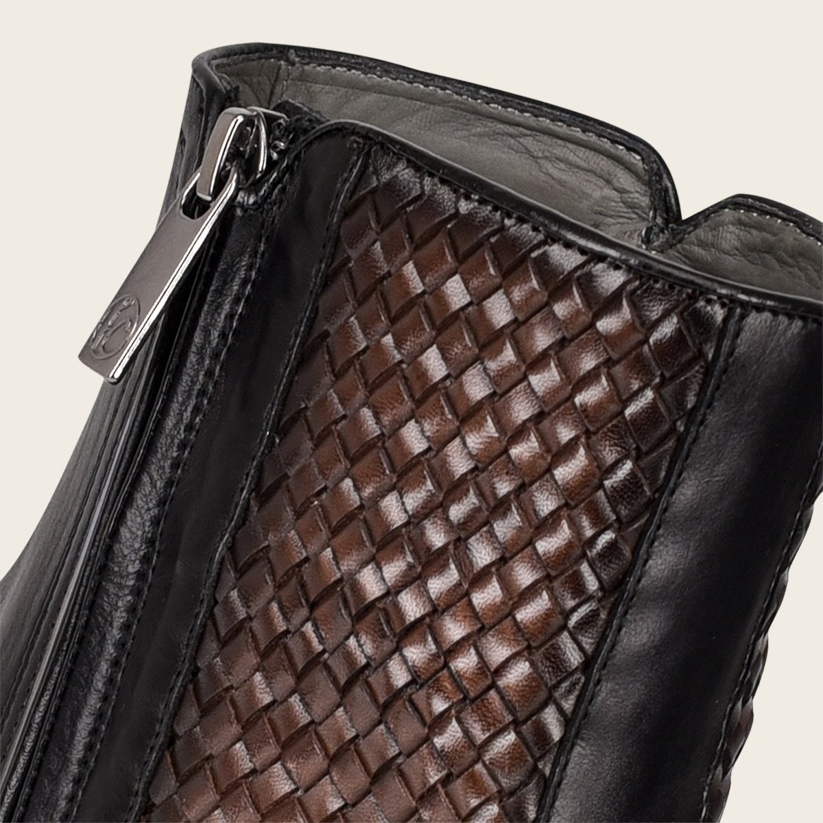 Bota en piel genuina con tejido.