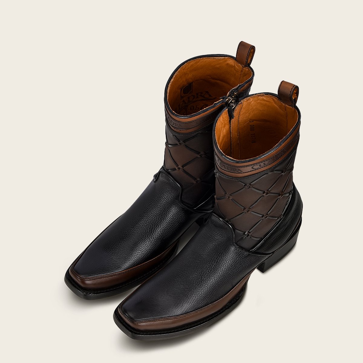 Bota urbana en piel genuina.