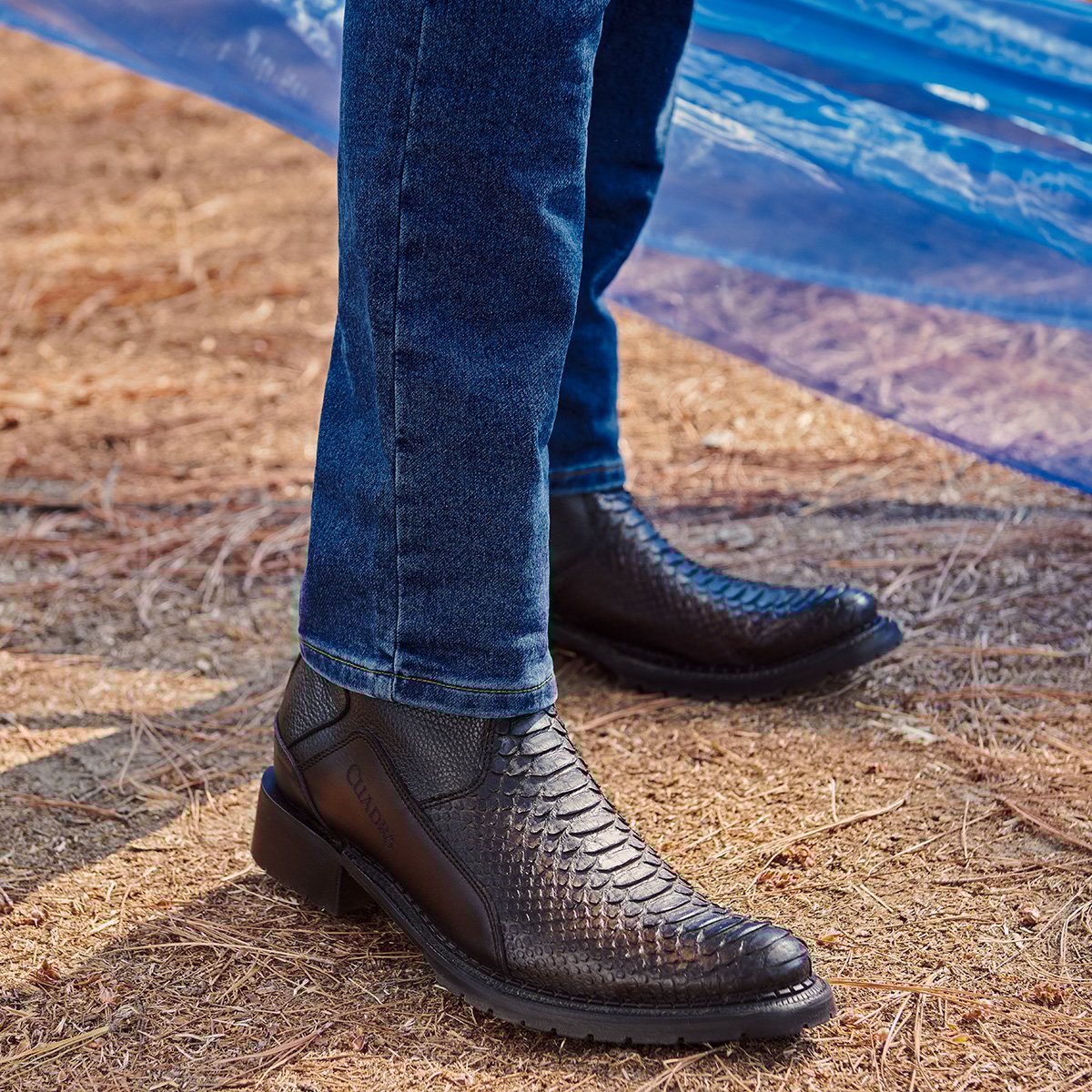 Botín urbano en piel genuina de pitón.