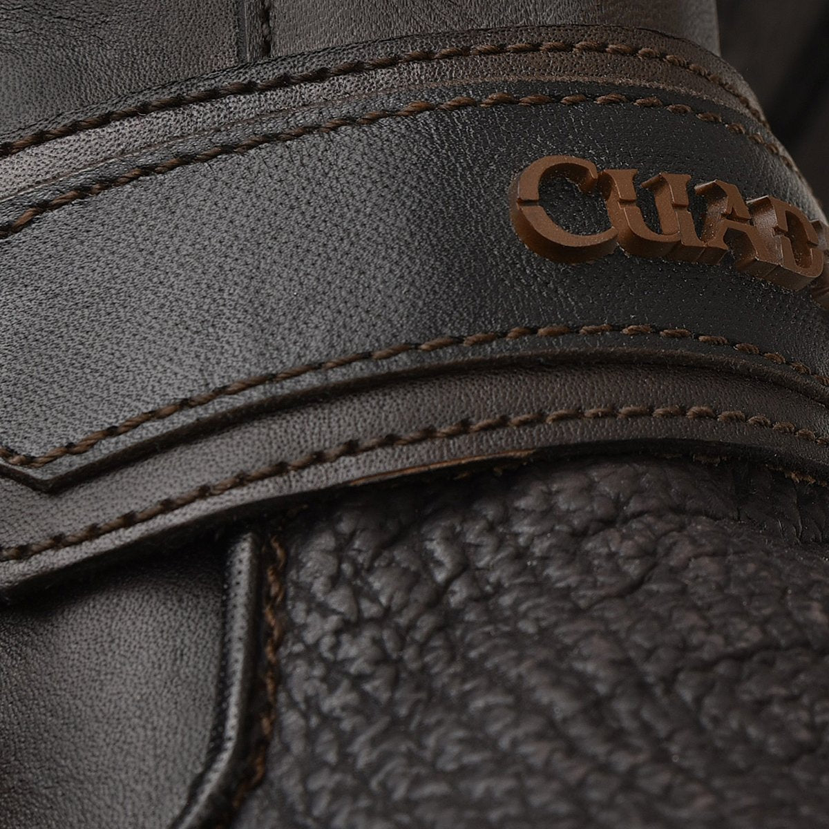 Botín en piel genuina de tiburón.