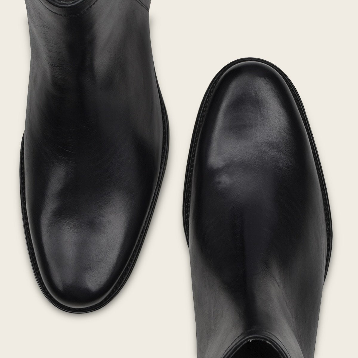 Bota en piel genuina con tejido.