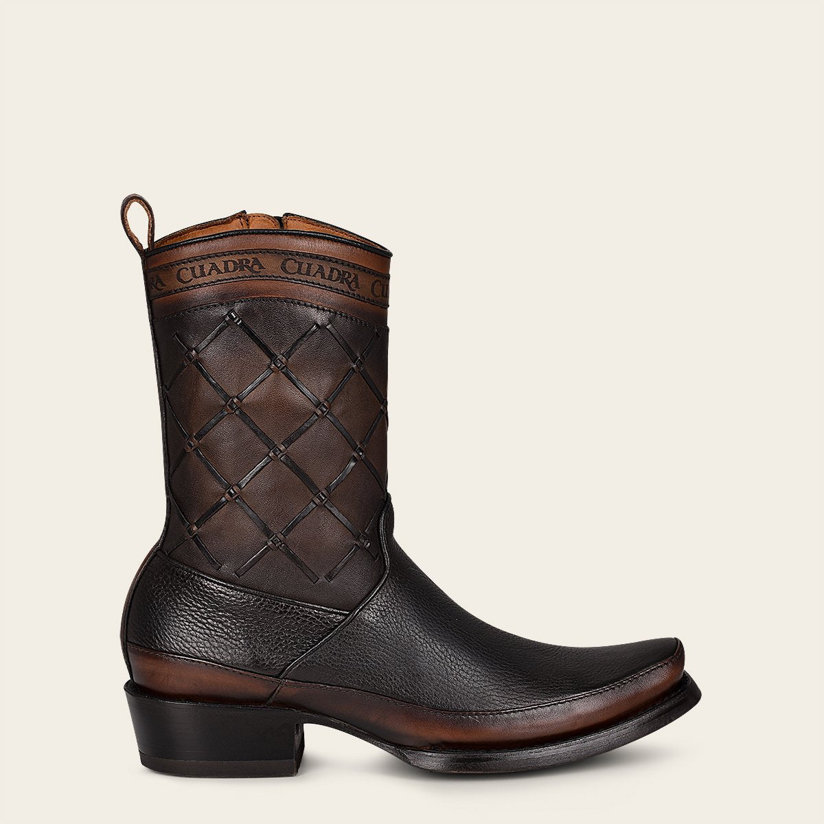 Bota urbana en piel genuina.