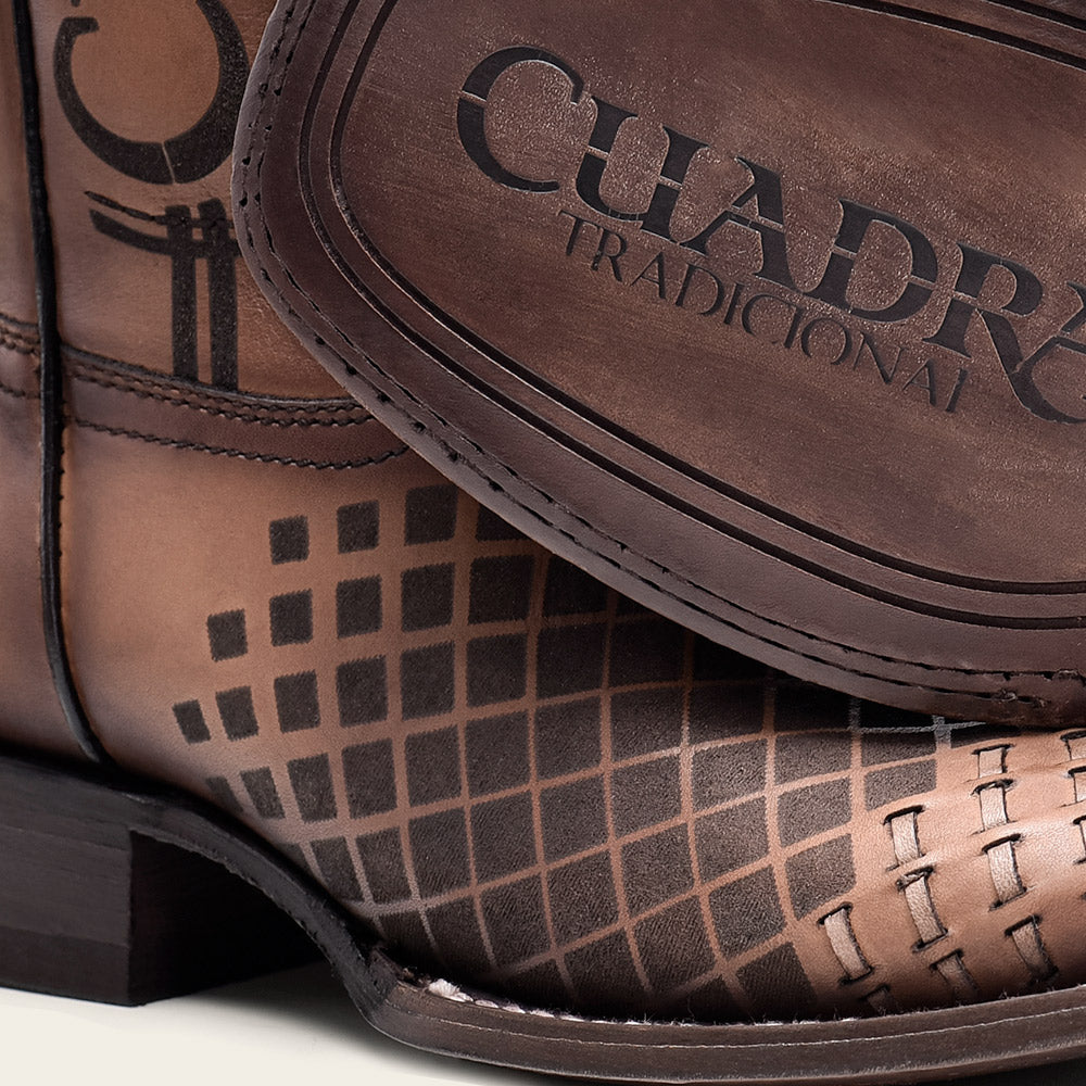 Bota de piel con grabado para caballero