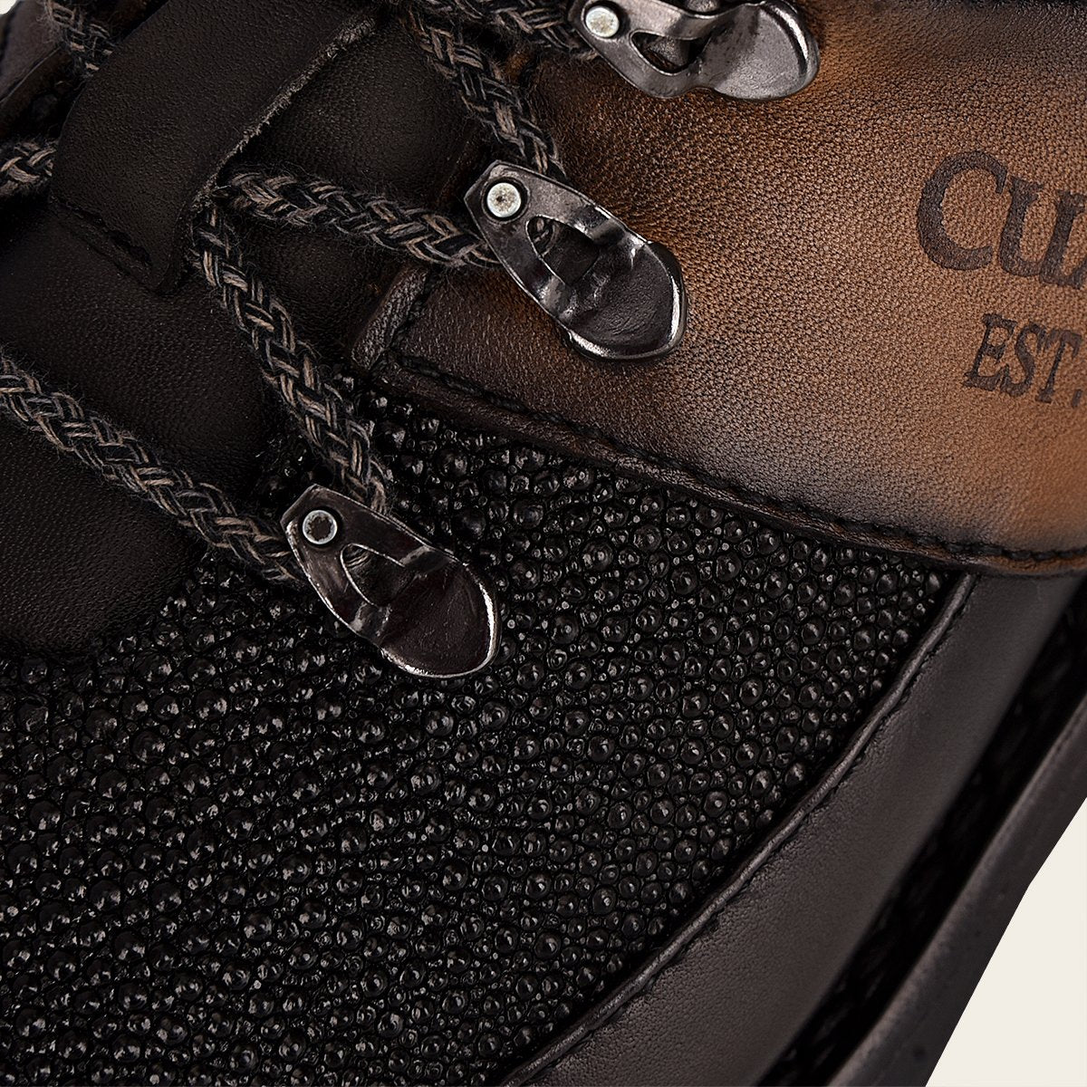 Botín urbano en piel genuina de mantarraya