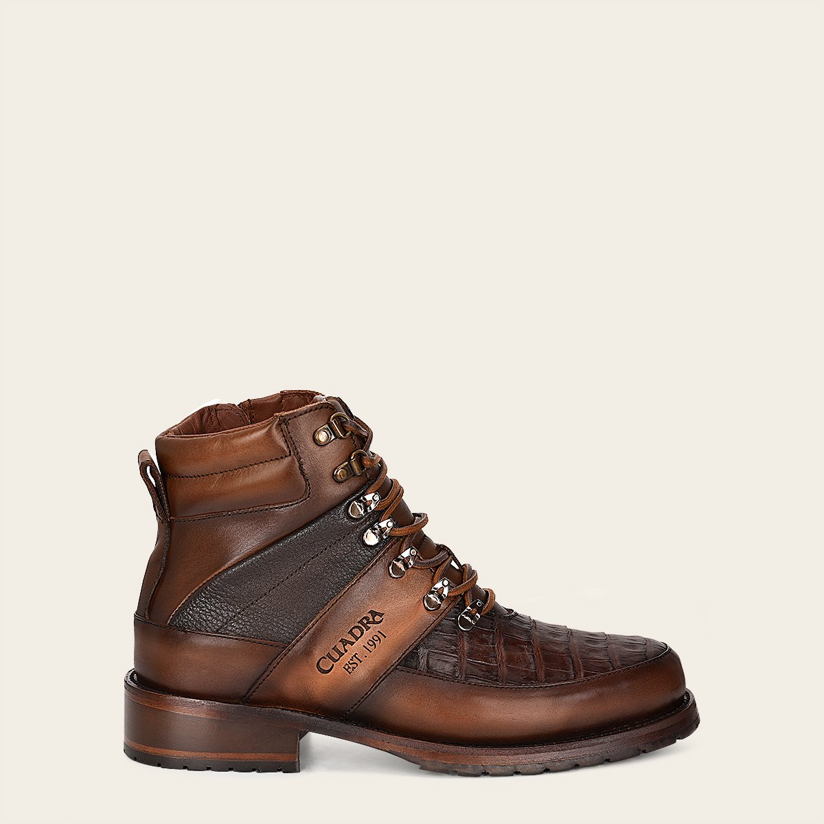 Botín urbano en piel genuina de fuscus.