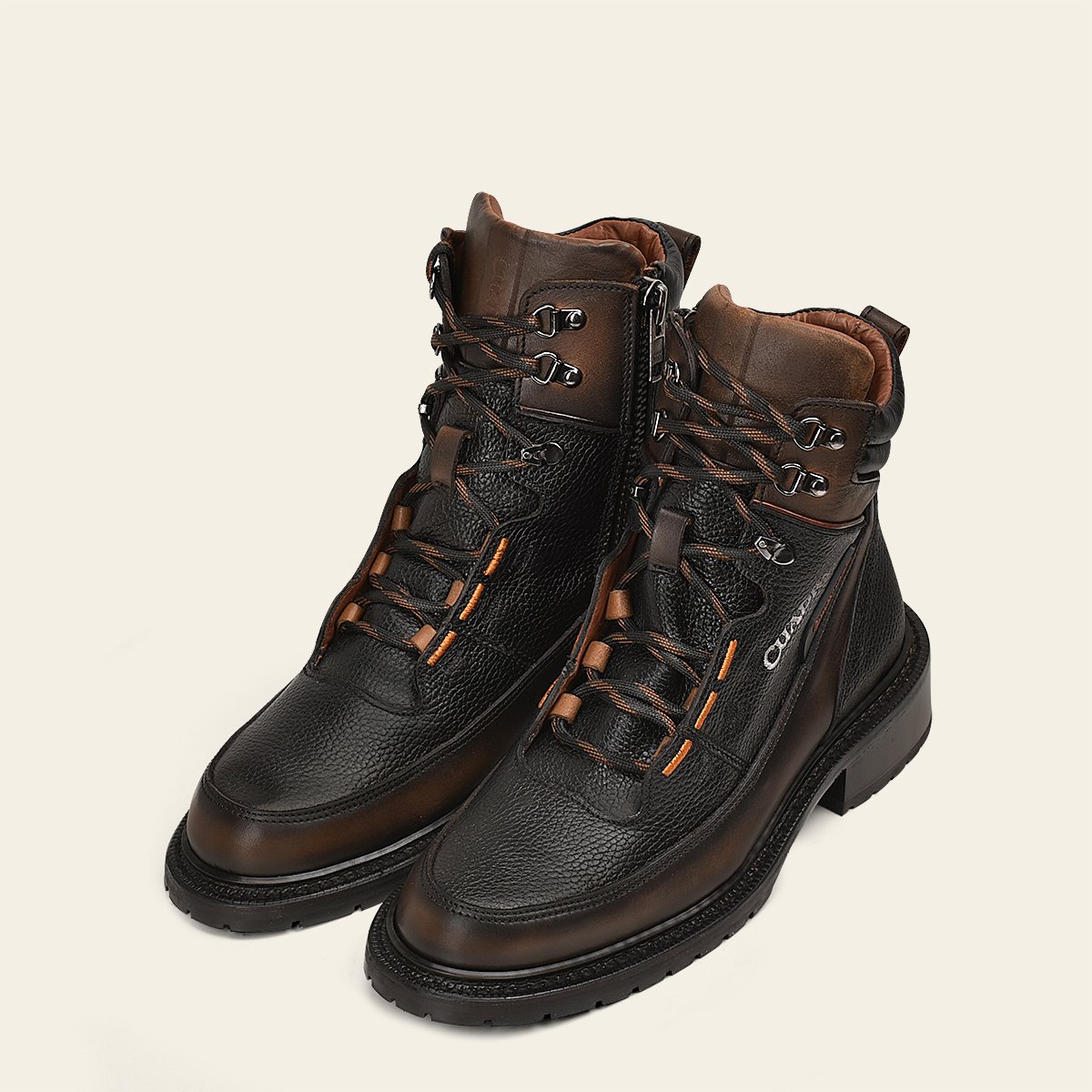 Botín urbano en piel genuina.