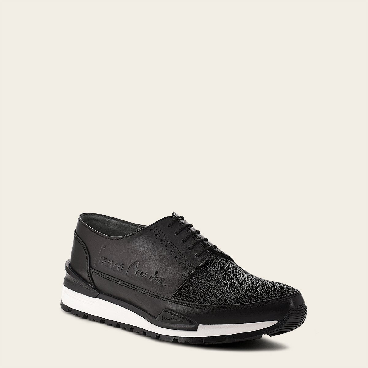 Sneakers con piel genuina de mantarraya.