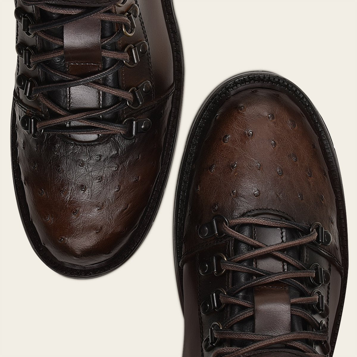 Botín en piel genuina de avestruz.