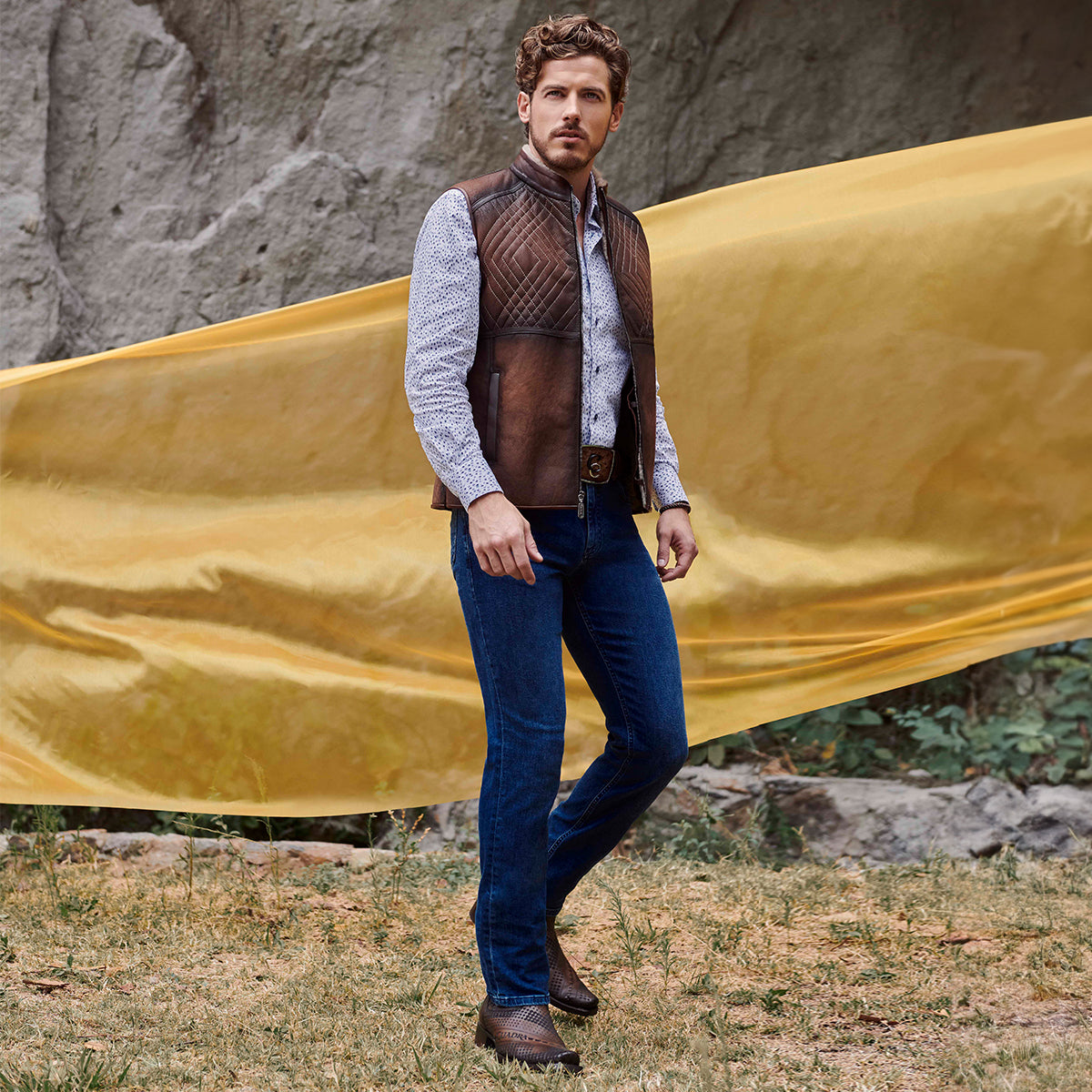 Bota para caballero en piel genuina.