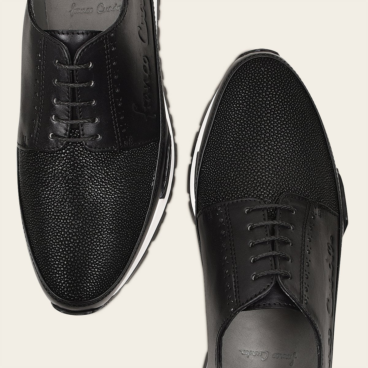 Sneakers con piel genuina de mantarraya.