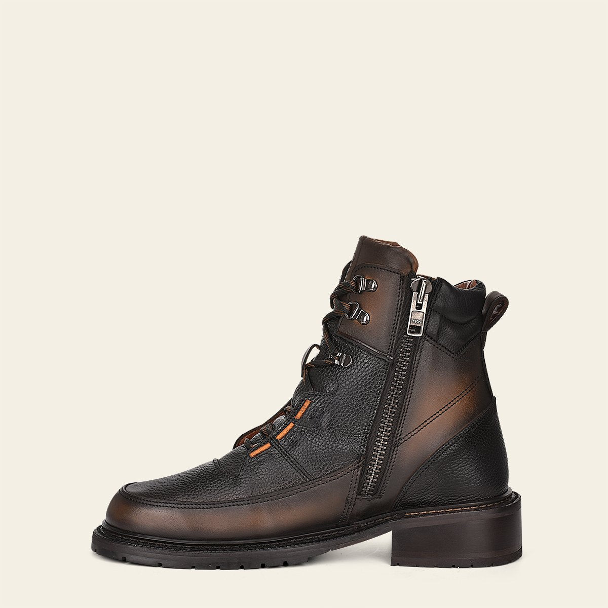 Botín urbano en piel genuina.