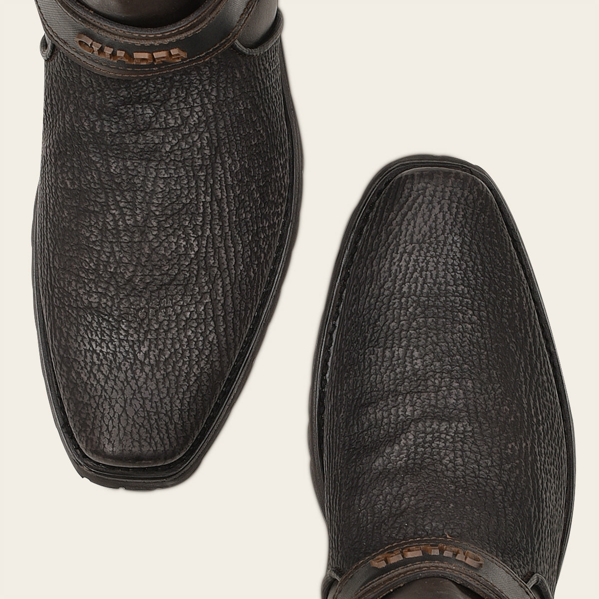 Botín en piel genuina de tiburón.