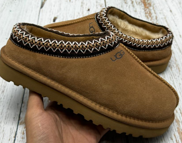 UGG Snow boots with edges