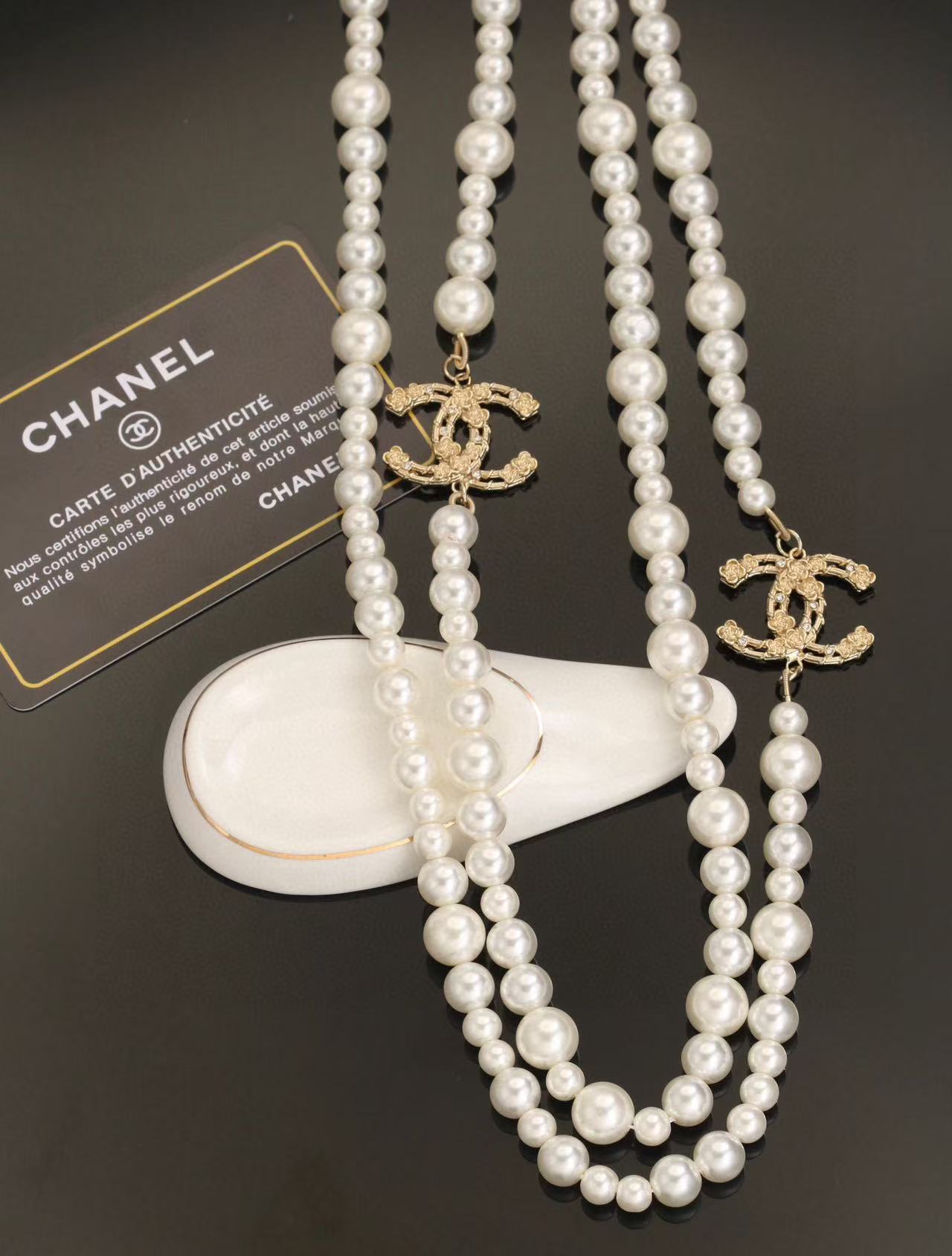 Chanel Large and small pearl necklace