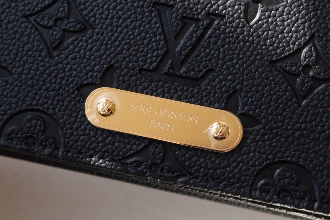Top version LV woc LiLy Woc Monogram chain bag