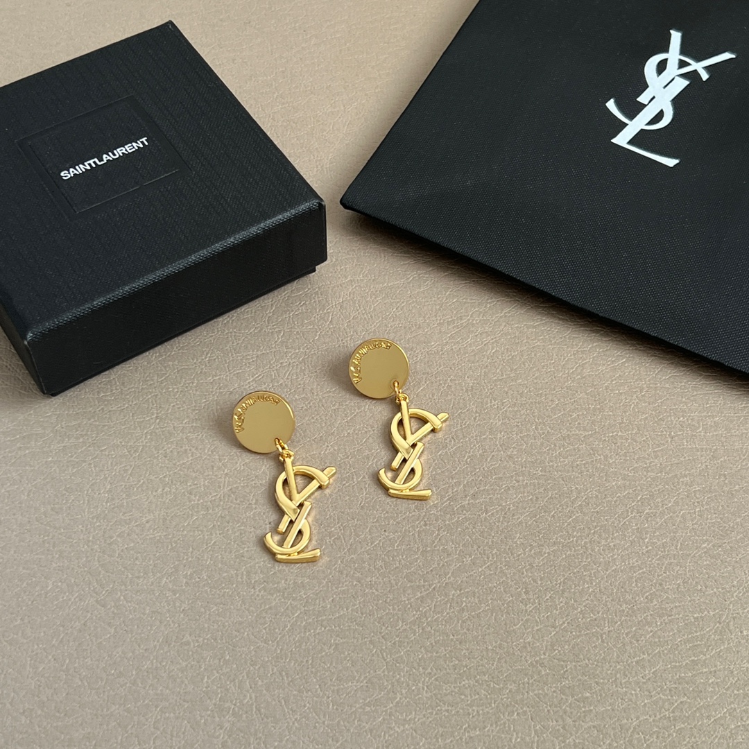 Metal letter light luxury high-end earrings European and American exaggerated fashion personality earrings socialite temperament big-name earrings for women