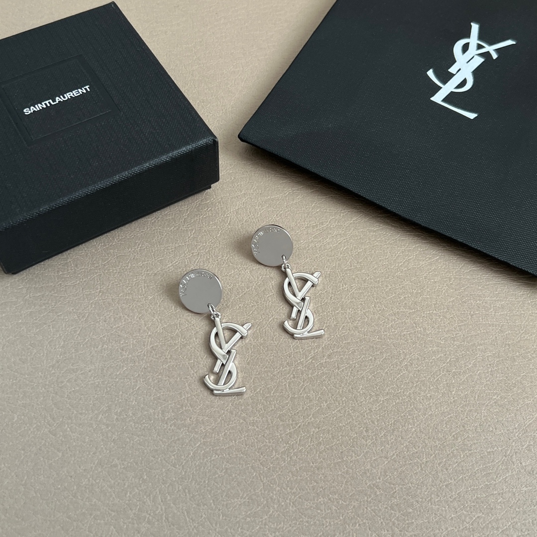 Metal letter light luxury high-end earrings European and American exaggerated fashion personality earrings socialite temperament big-name earrings for women